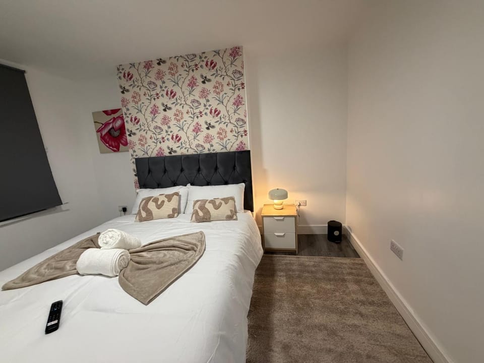 Bed, Seating area, Bedroom