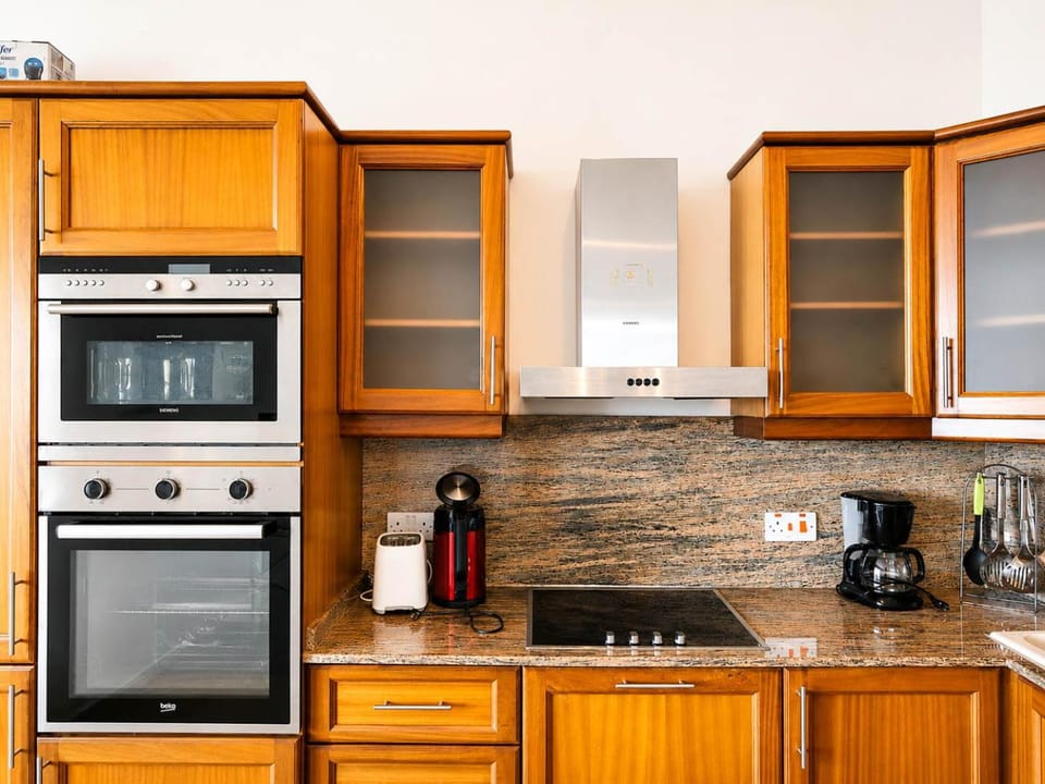 Coffee/tea facilities, stove, toaster