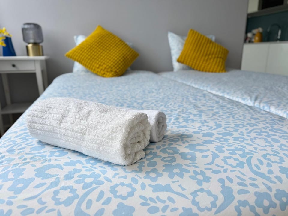 Bed, Photo of the whole room, Bedroom, towels