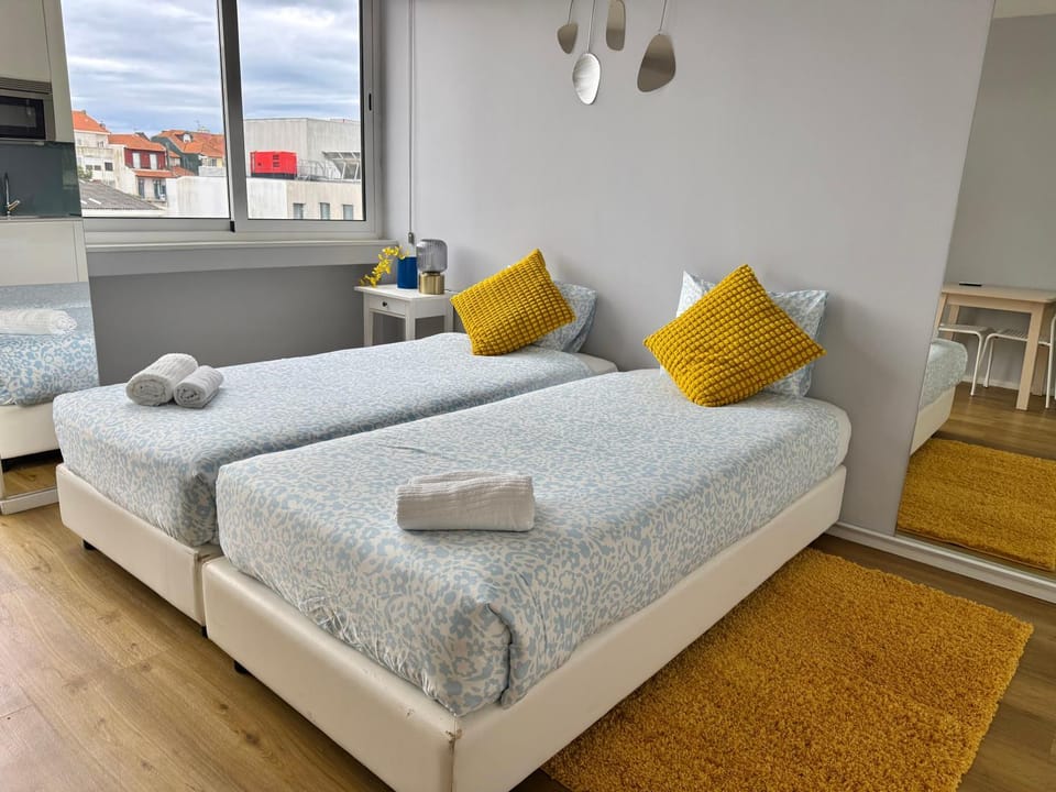 Bed, Bedroom, towels