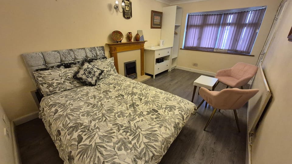 Spacious Double Room in a shared house Bed and Breakfast in Wolverhampton