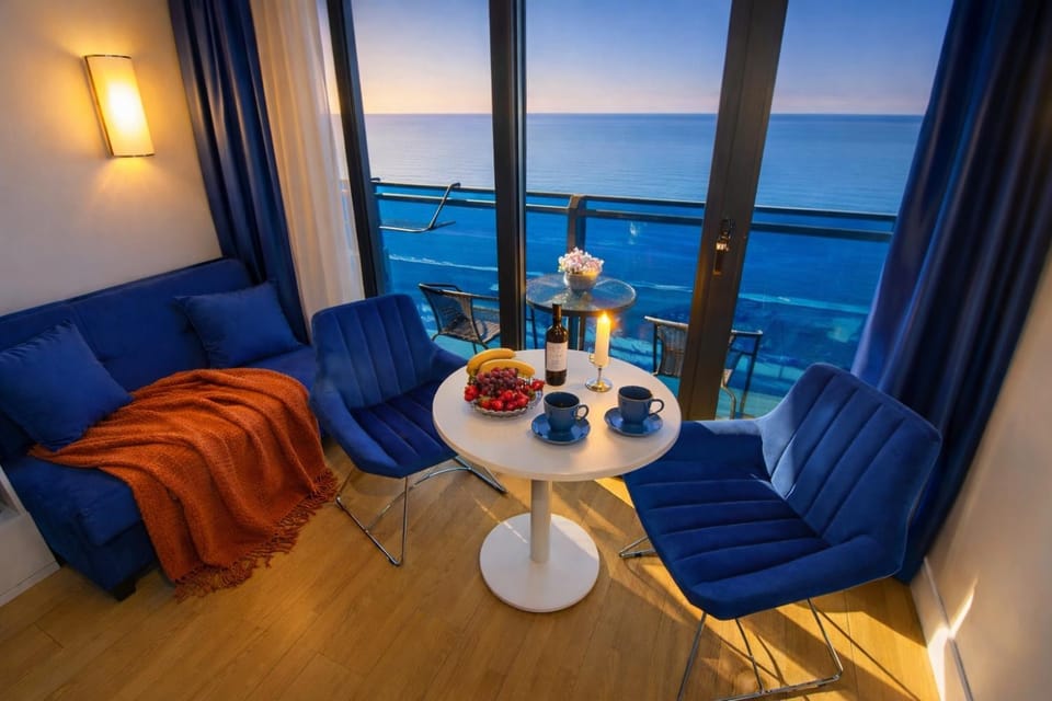 Natural landscape, View (from property/room), Balcony/Terrace, Living room, Food and drinks, Seating area, Dining area, Food, Sea view, Drinks