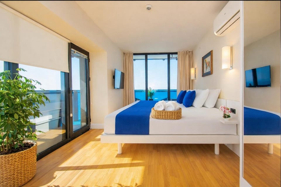 Communal lounge/ TV room, Bed, Natural landscape, TV and multimedia, View (from property/room), Balcony/Terrace, Living room, Photo of the whole room, Seating area, Evening entertainment, Bedroom, Sea view, air conditioner