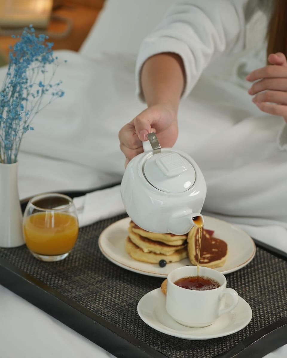People, Coffee/tea facilities, Food and drinks, Food, Breakfast, Continental breakfast, Drinks, group of guests