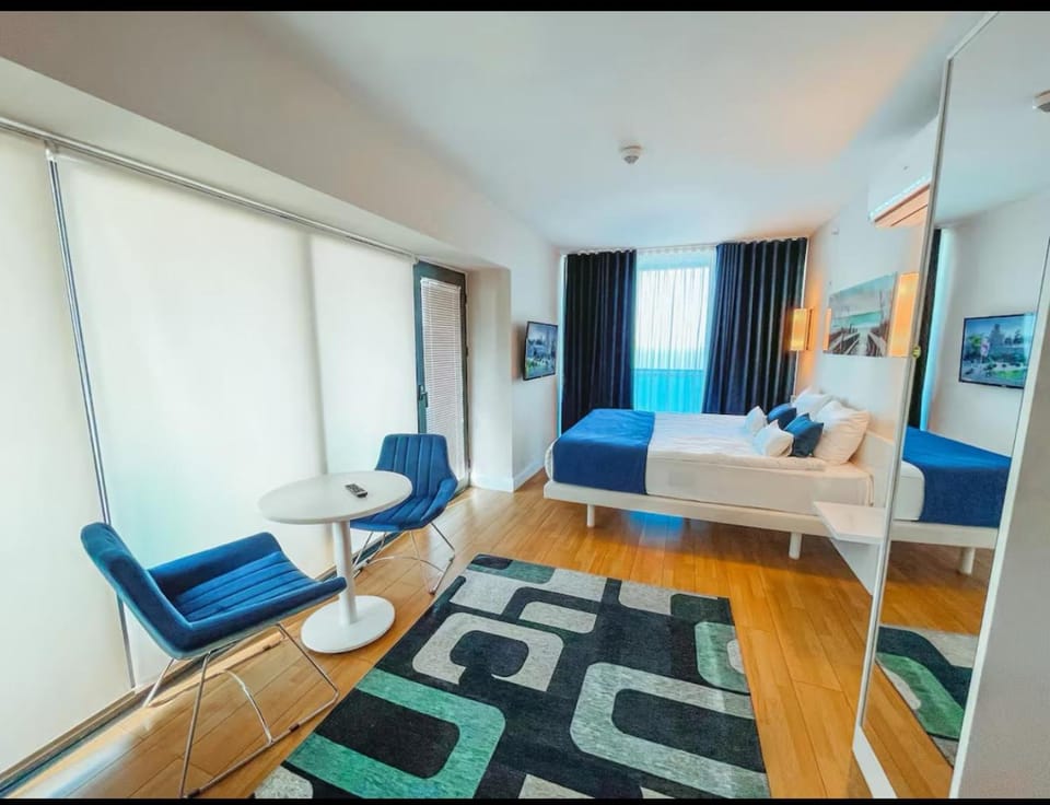 Bed, TV and multimedia, Living room, Photo of the whole room, Seating area, Bedroom