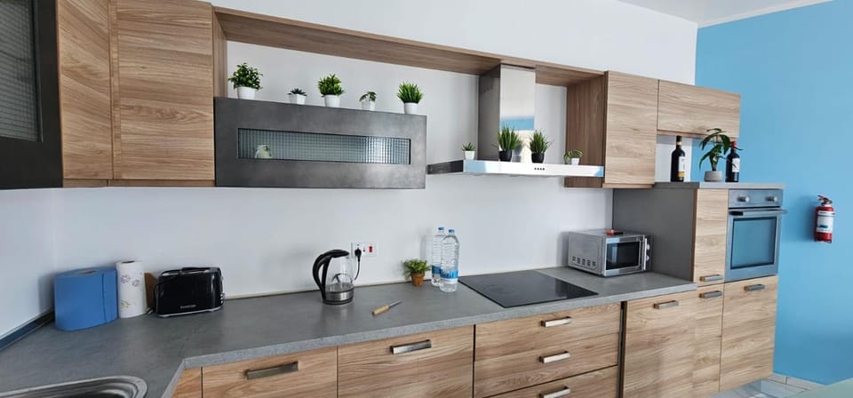 Coffee/tea facilities, Kitchen or kitchenette, microwave, oven, stove, toaster