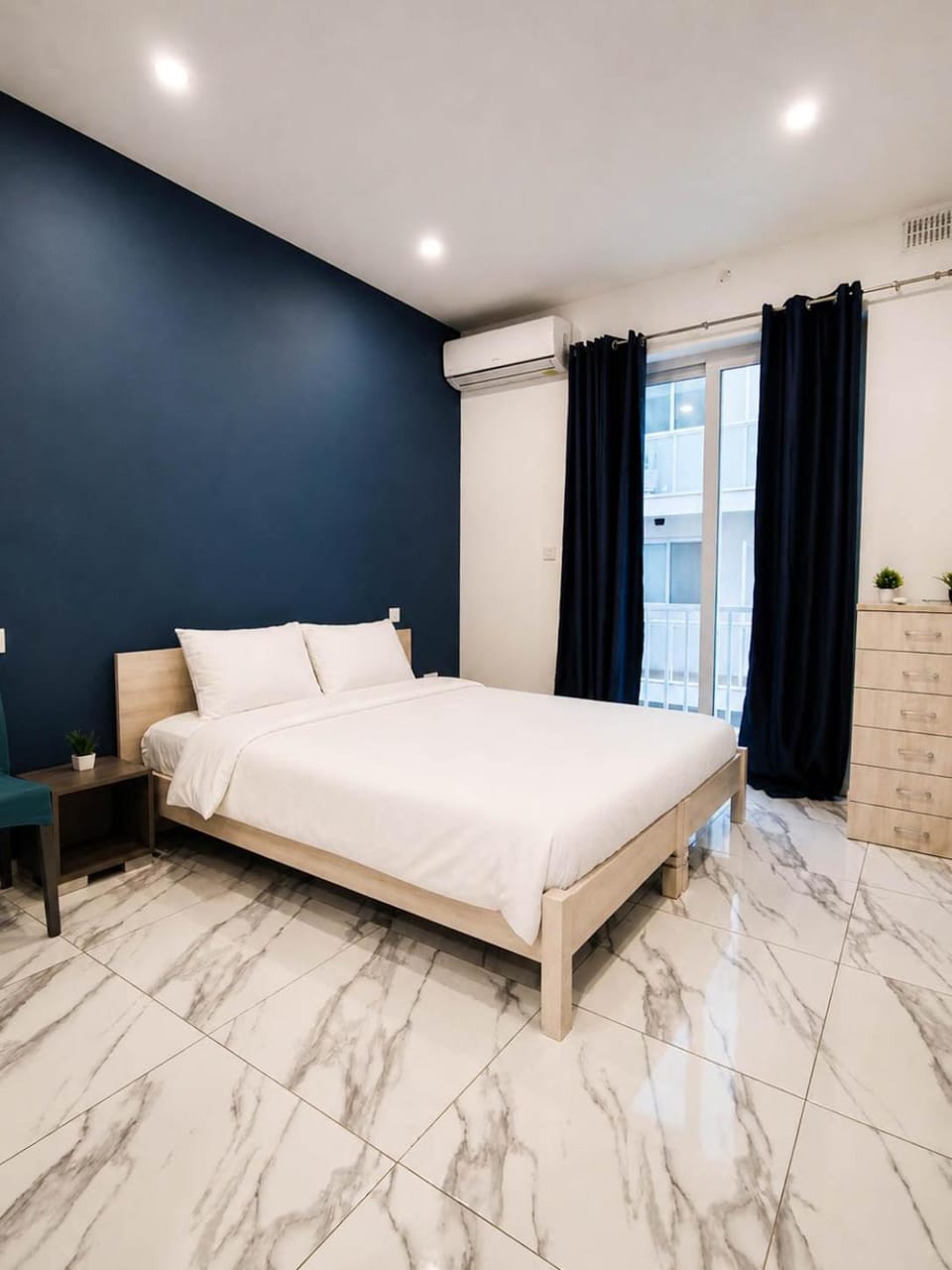 Bed, Photo of the whole room, Bedroom