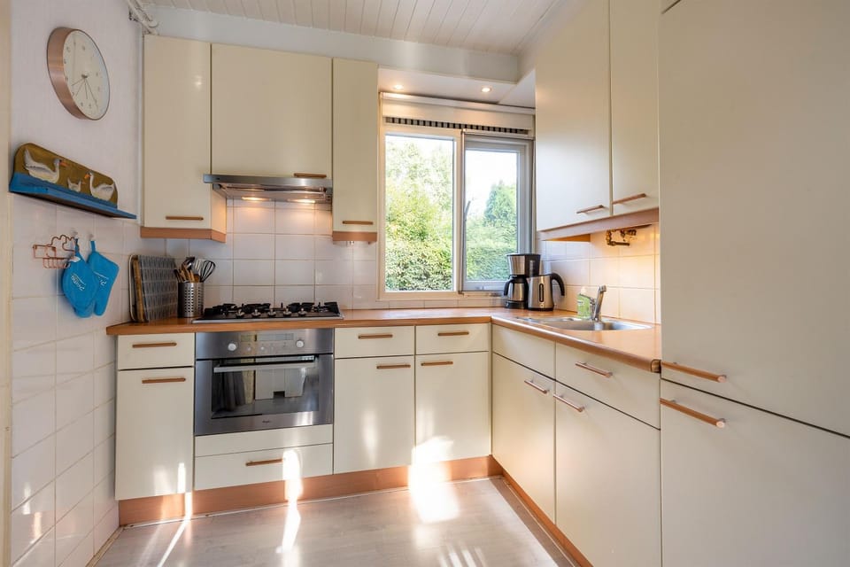 Coffee/tea facilities, dishwasher, oven, stove, toaster