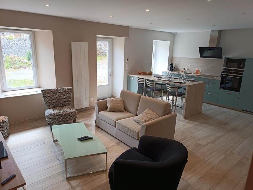 TV and multimedia, Kitchen or kitchenette, Living room, Seating area, Dining area