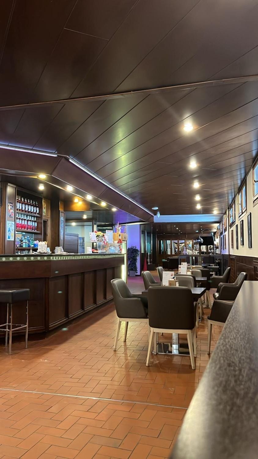 Restaurant/places to eat, Lounge or bar