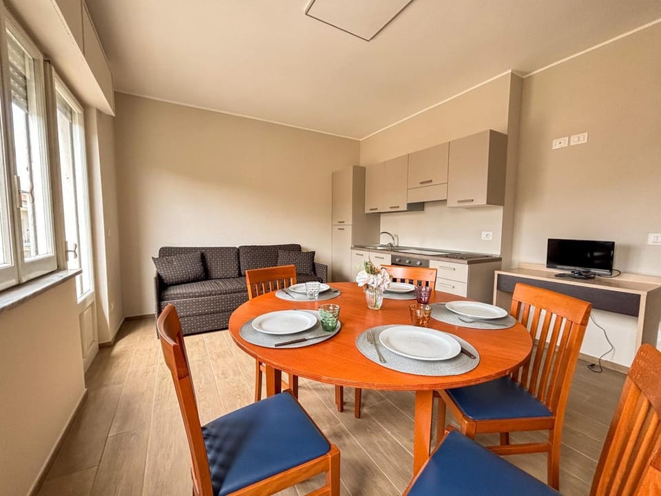 TV and multimedia, Kitchen or kitchenette, Living room, Seating area, Dining area