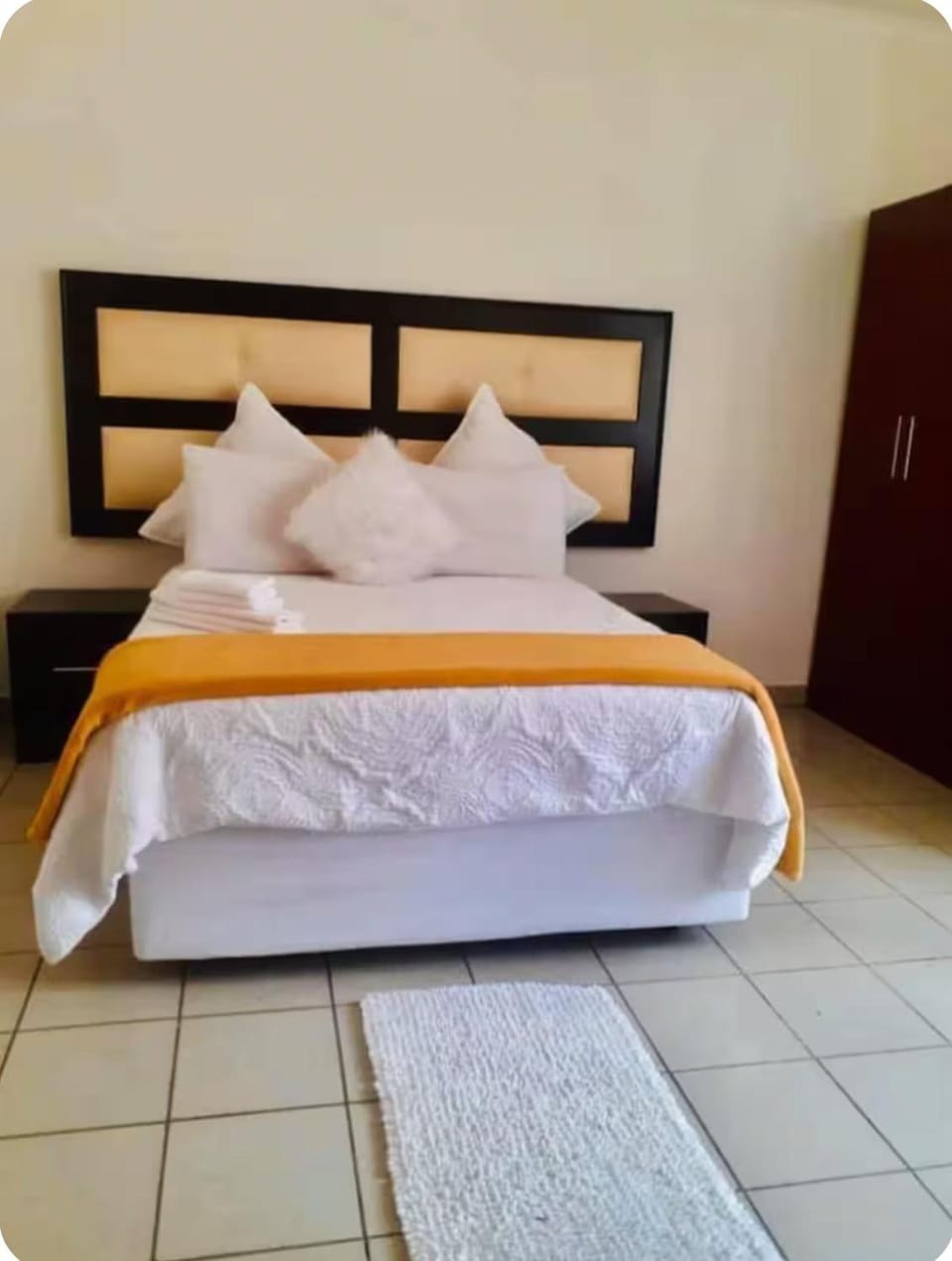 Photo of the whole room, Bedroom, towels