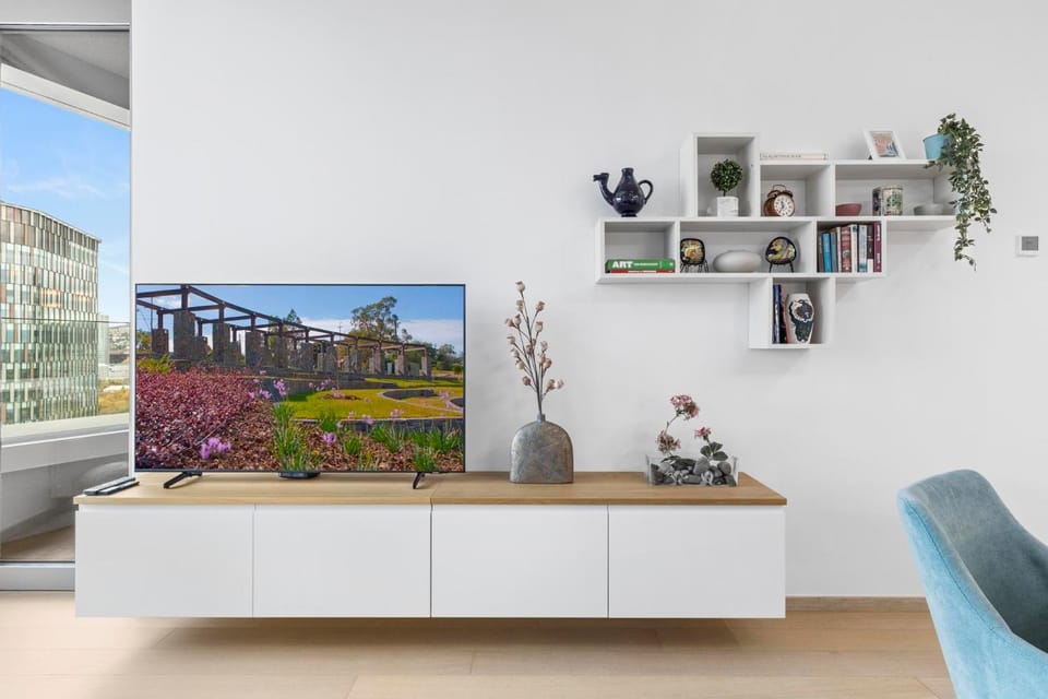 Communal lounge/ TV room, TV and multimedia, Living room, Decorative detail, Seating area, Evening entertainment
