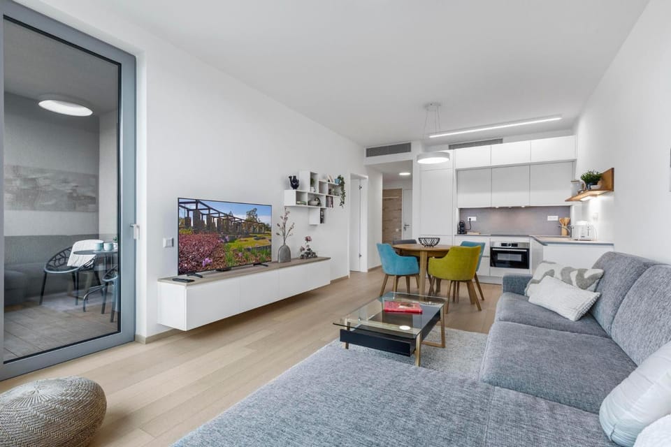 Communal lounge/ TV room, TV and multimedia, Kitchen or kitchenette, Living room, Seating area, Dining area, Evening entertainment