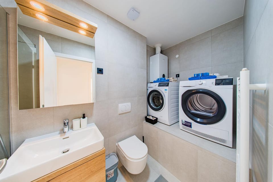 Toilet, Bathroom, towels, washing machine, dryer