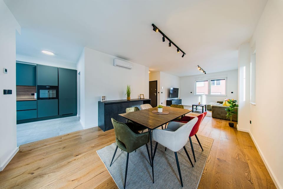 TV and multimedia, Living room, Dining area, air conditioner