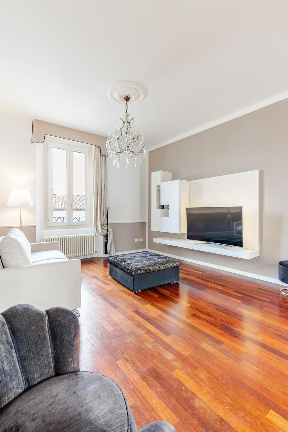 Bed, TV and multimedia, Living room, Photo of the whole room, Seating area, air conditioner