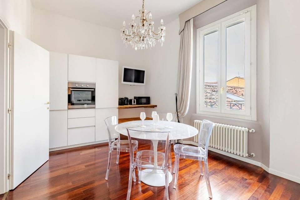 TV and multimedia, Kitchen or kitchenette, Dining area, City view, oven, stove, toaster