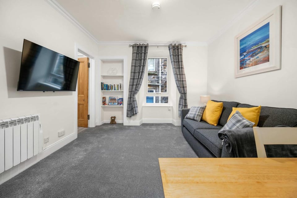 Communal lounge/ TV room, TV and multimedia, Living room, Seating area, Evening entertainment, internet