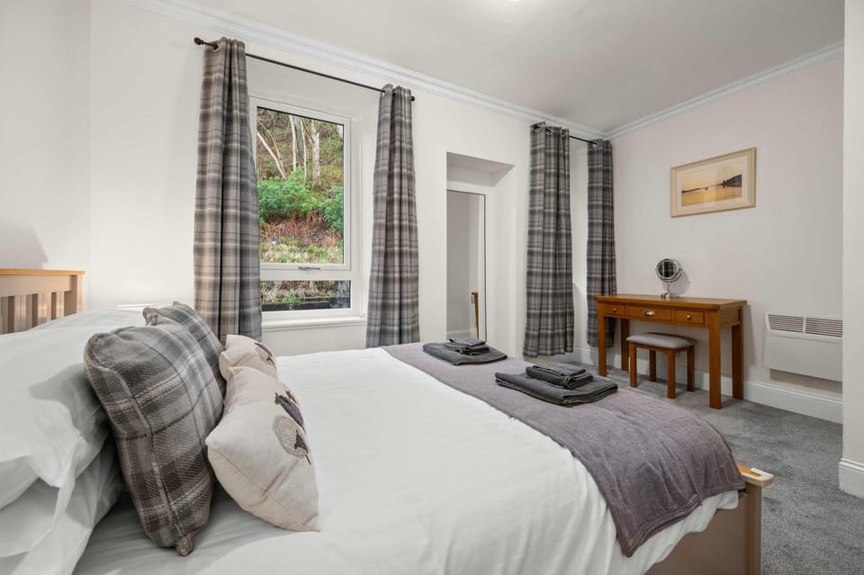 Bed, Living room, Photo of the whole room, Seating area, Bedroom, internet, towels