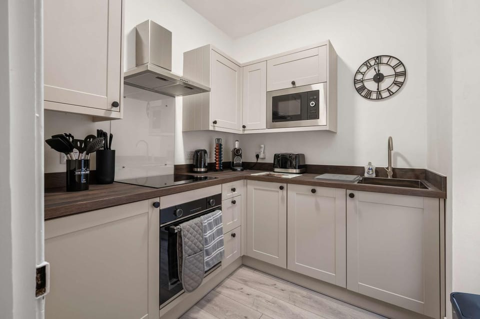 Coffee/tea facilities, Kitchen or kitchenette, dishwasher, oven, stove, toaster