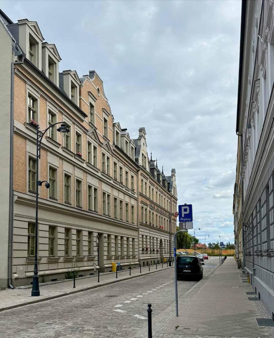 Neighbourhood, Location
