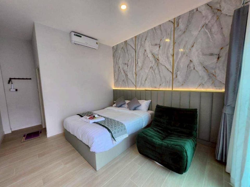 Bed, Photo of the whole room, Bedroom, towels, air conditioner