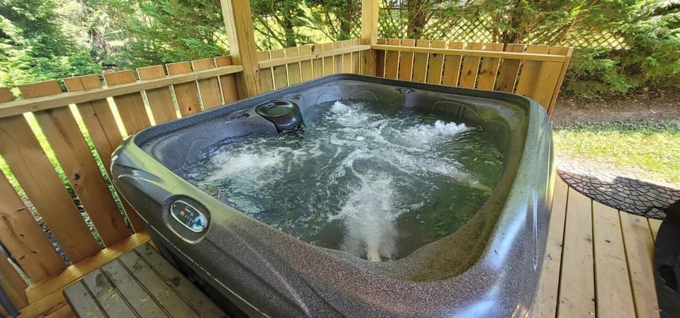 ShortLong Stays Welcome! Hot tub, Dog Friendly! House in Asheville