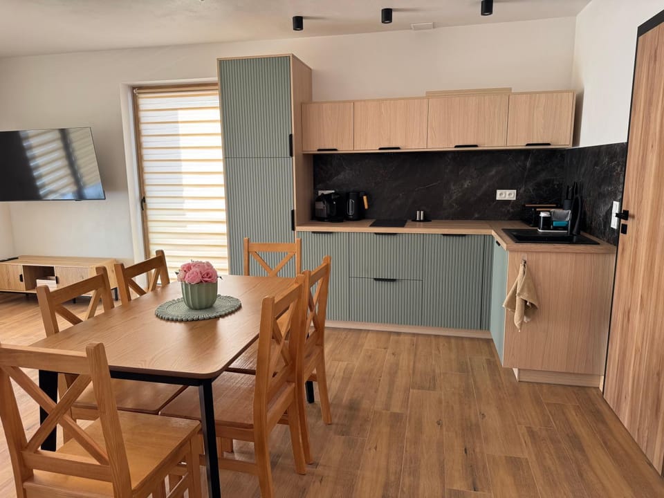 Coffee/tea facilities, Kitchen or kitchenette, Dining area, dishwasher, oven, stove, toaster