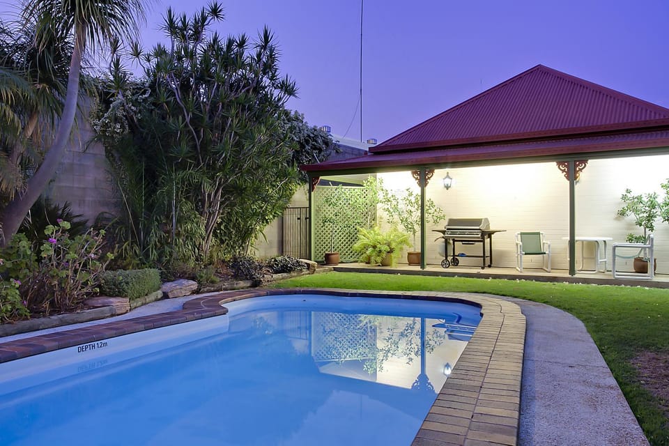 BBQ facilities, Dining area, Swimming pool