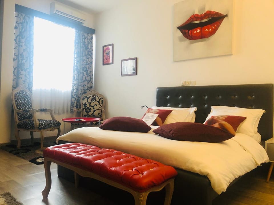 Bed, Living room