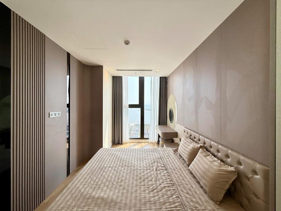 Bed, Seating area, Bedroom