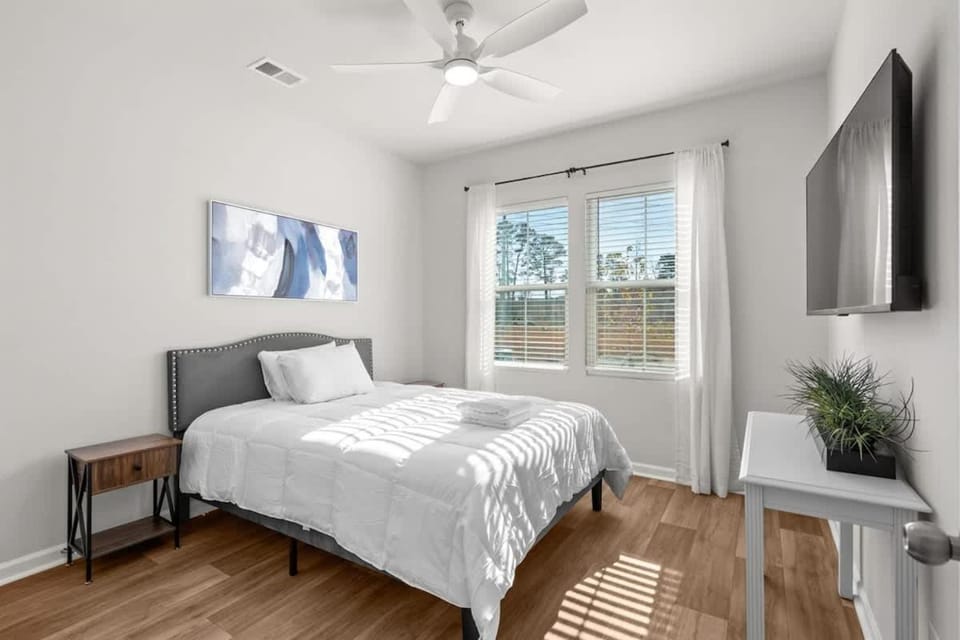Pet friendly Home-King Bed Patio Grill, Near Beach House in North Myrtle Beach