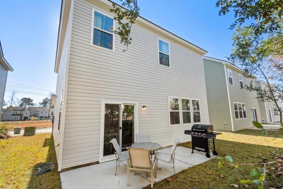 Pet friendly Home-King Bed Patio Grill, Near Beach House in North Myrtle Beach