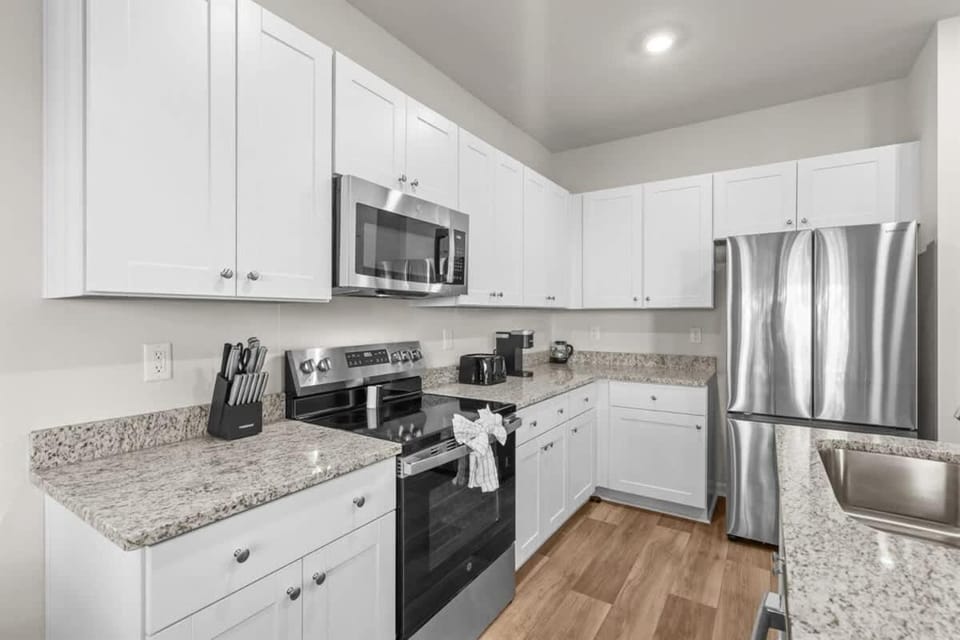 Pet friendly Home-King Bed Patio Grill, Near Beach House in North Myrtle Beach