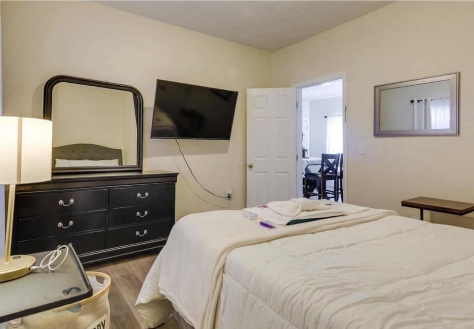 Cozy Adventure Filled Escape Free parking apts Apartment in Worcester