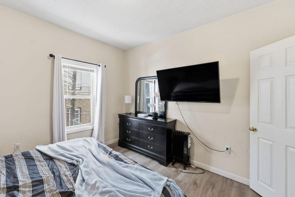 Cozy Adventure Filled Escape Free parking apts Apartment in Worcester