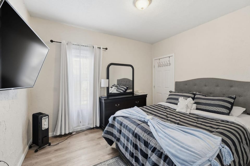 Cozy Adventure Filled Escape Free parking apts Apartment in Worcester