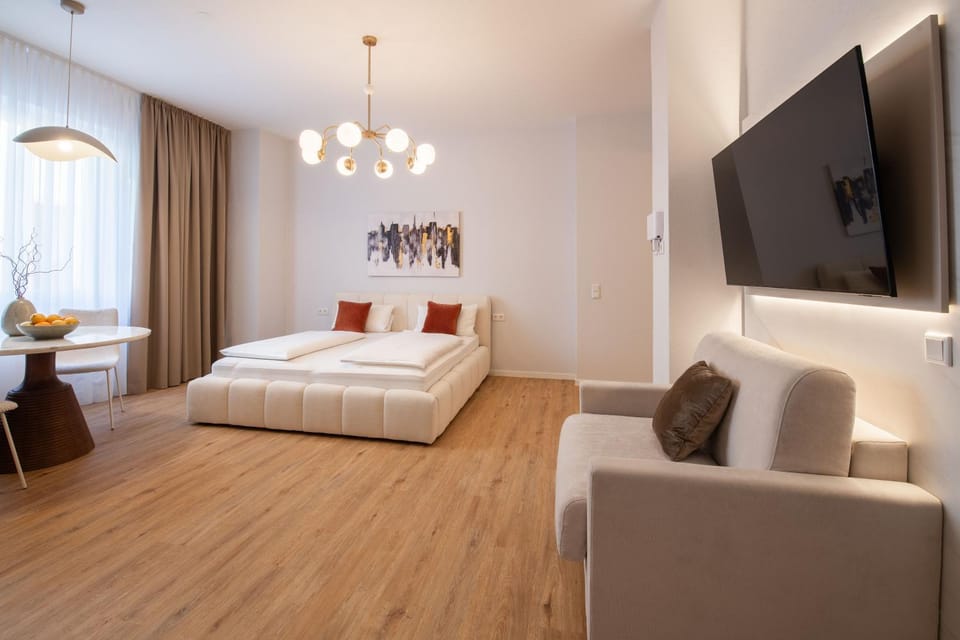 Bed, TV and multimedia, Living room, Photo of the whole room, Seating area, Evening entertainment, Bedroom