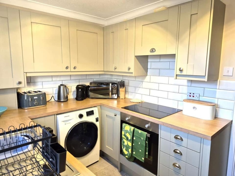 Cosy Family Home Quiet Street Off Road Parking House in Cheltenham