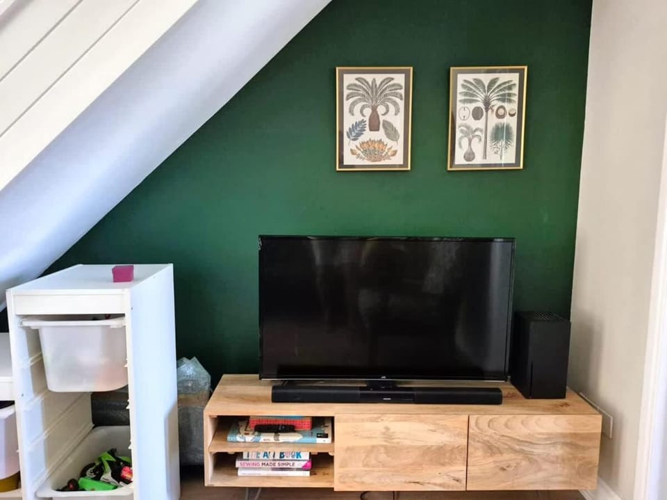 Cosy Family Home Quiet Street Off Road Parking House in Cheltenham