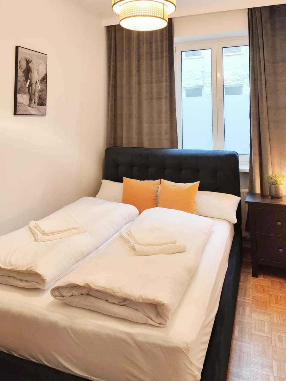 Bed, Bedroom, towels