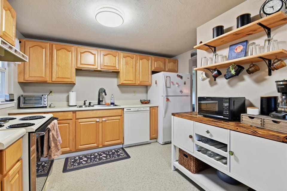 Hoops & Hygge Private Sport Court Retreat home House in Lakewood