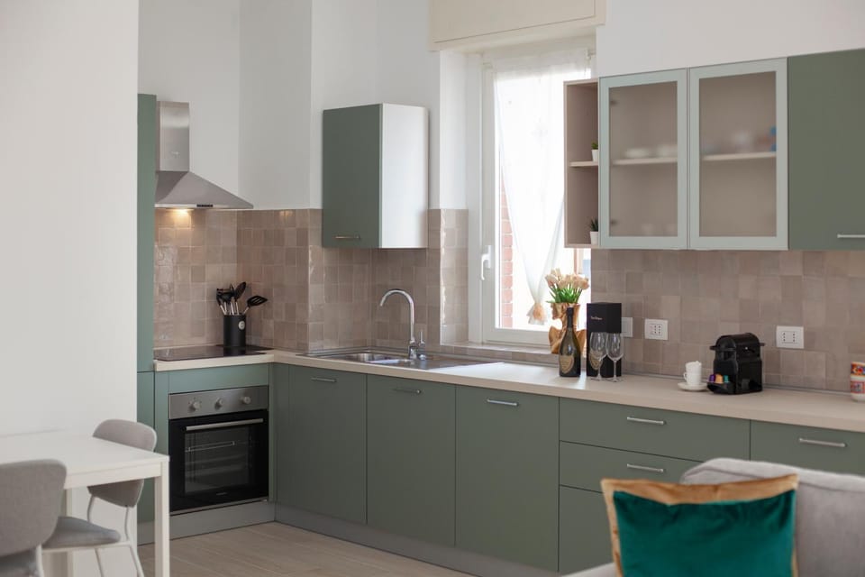 Kitchen or kitchenette, oven, pet friendly, stove