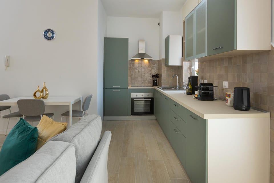 Coffee/tea facilities, Kitchen or kitchenette, Living room, Seating area, dishwasher, oven, stove