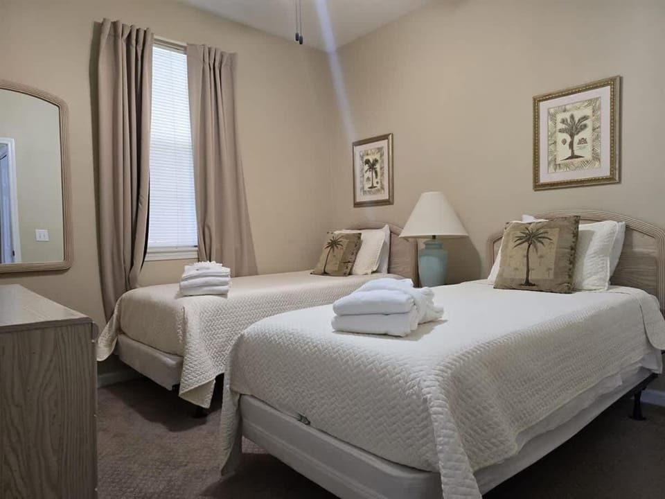 River Oaks Condo + Pools, King Suite, Near Beach House in Carolina Forest