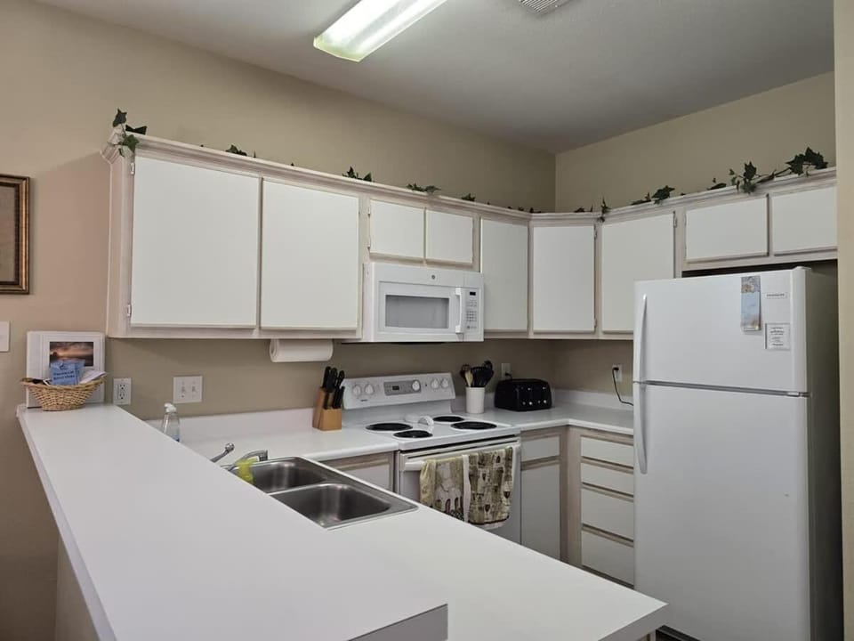 River Oaks Condo + Pools, King Suite, Near Beach House in Carolina Forest