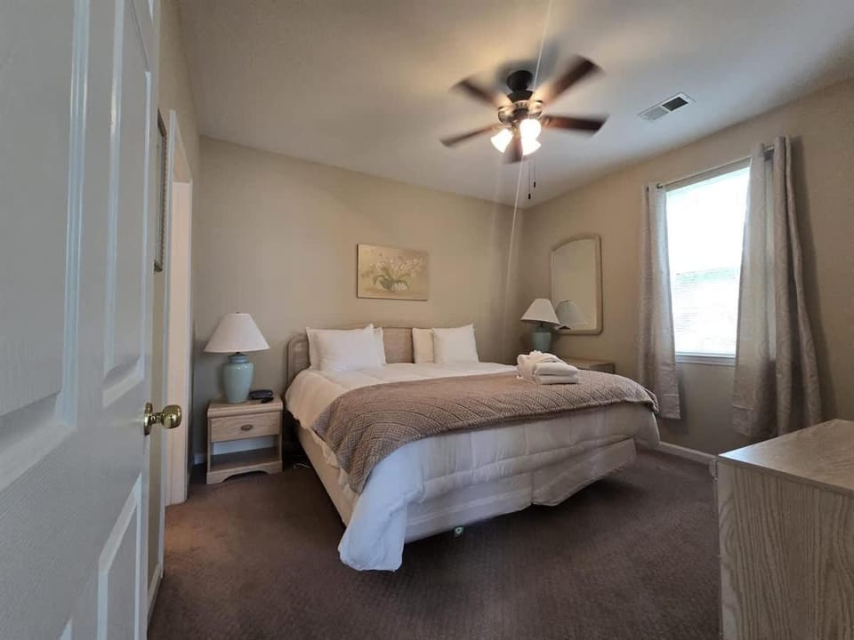 River Oaks Condo + Pools, King Suite, Near Beach House in Carolina Forest