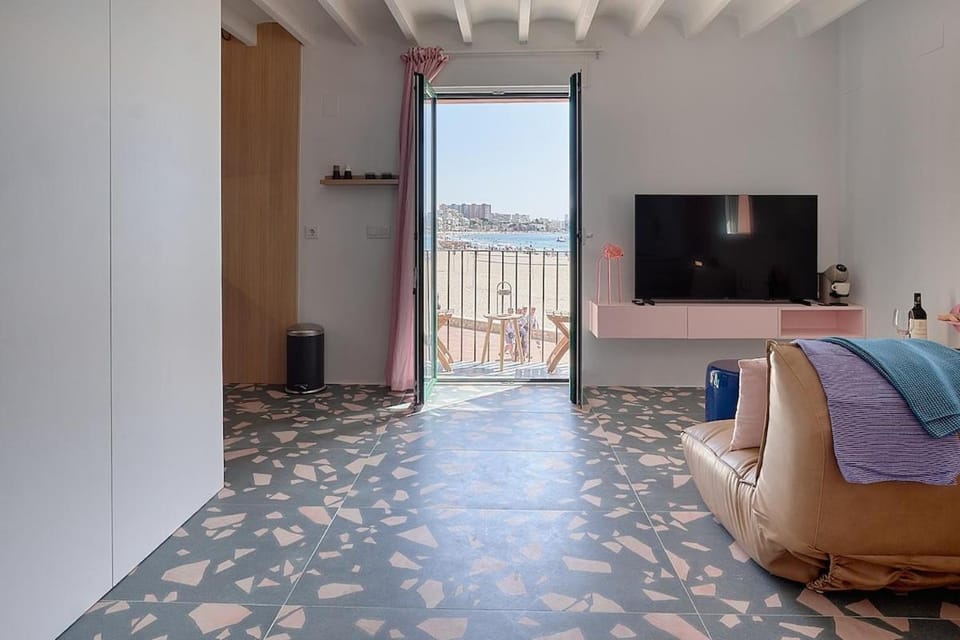 Jellyfish Seafront Boutique Studio with Jacuzzi Apartment in Villajoyosa