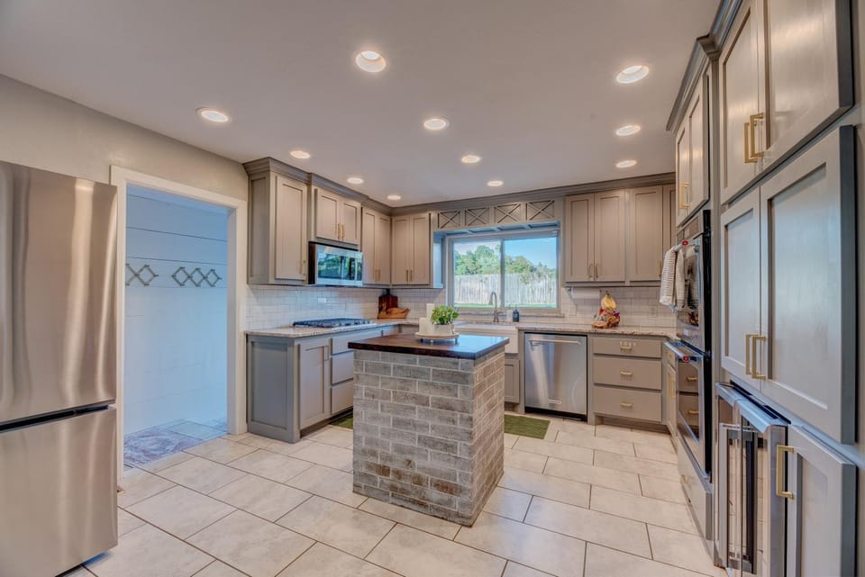 Coffee/tea facilities, Kitchen or kitchenette, dishwasher, oven, stove, kitchen, kitchen